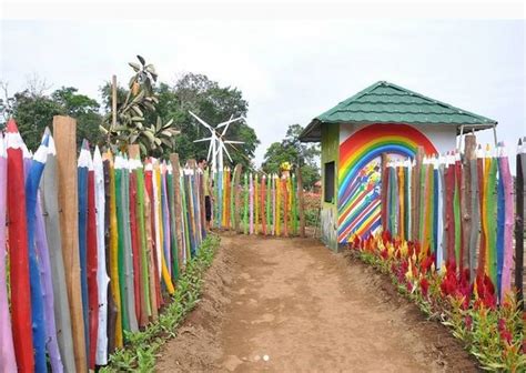 Tidak ada tiket masuk untuk menikmati keindahan tatanan bunga ini, karena letak lokasinya yang bunga di sini tidak hanya untuk hiasan semata, namun juga dapat dibeli untuk kamu tanam di taman bunga ini dibuka setiap hari pada pukul 07.00 hingga 18.00 dengan tiket masuk seharga rp. Harga Tiket Rumah Warna Warni Malang - Kebaya Solo h