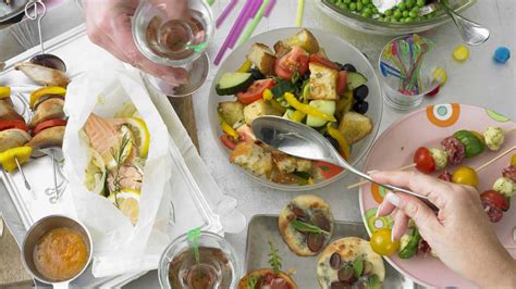 Ci sono molte soluzioni che potete adottare per servire degli antipasti gustosi e rendere il vostro buffet caldo una vera festa, per gli occhi e per il palato. Le regole per preparare un perfetto buffet da aperitivo