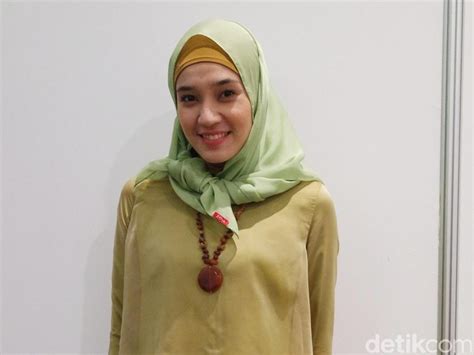 Hijab Style Tampil Anggun Dengan Maxi Dress Ala Dhini Aminarti