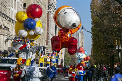 Macy’s Thanksgiving Day Parade Starts With Balloons Bands Celebrities And Santa Popfeeling