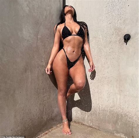 Kim Kardashian Dan 42 Yaş Pozları Duştan Fotoğraf Paylaştı