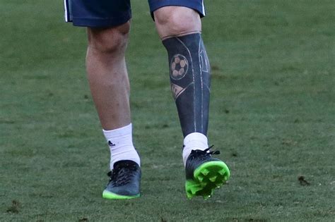Lionel Messi shows leg tattoo at Argentina training session - Mirror Online