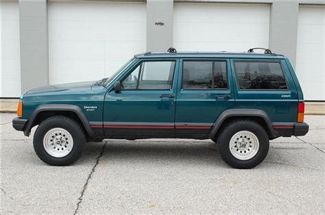 The valve cover gasket is leaking oil from well everywhere so i want to replace lastly.even though i work at an auto parts store, i buy 90% of my parts online, usually from rockauto.com. 1995 Jeep Cherokee Sport for Sale in Mogadore, Ohio ...