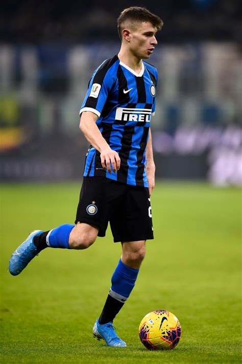 Specie nella posizione di trequartista in cui lo vede molto bene mister rastelli. Pin di Burhan | Hot Football HQ su Nicoló Barella nel 2020 ...