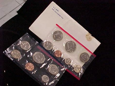 1981 Us Mint Uncirculated 13 Coin Set With Sba Dollars In Original