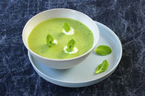 Kalte Erbsensuppe mit Minze Rezept
