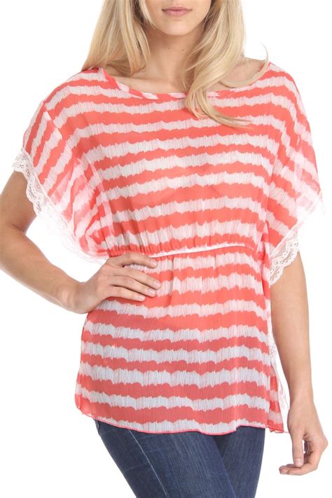 Romeo And Juliet Couture Cassandra Printed Woven Top In Coral Beyond