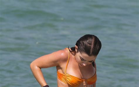 Ô calor Jade Picon exibe o corpo sarado em praia do Rio