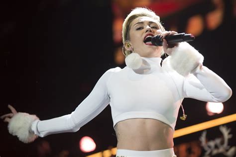 Miley Cyrus Shares Clip From Concert Where She Dances Nearly Naked Upi Com