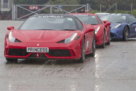 Los Coches Deportivos Ferrari Propiedad De 70 Aficionados Se Exhiben