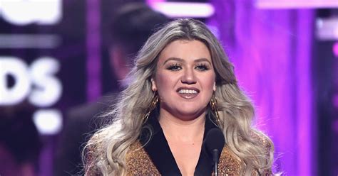 Kelly Clarkson The Voice Winner Is Obsessed With Saving Timeless