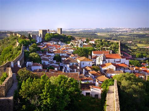 Πορτογαλία προσφέρει πολυτεχνεία και πανεπιστημιακού τύπου εκπαίδευσης που παρέχεται από ιδιωτικά ή δημόσια πανεπιστήμια, πανεπιστημιακά ιδρύματα ή τα πολυτεχνεία. Πορτογαλία - αθηνόραμα travel