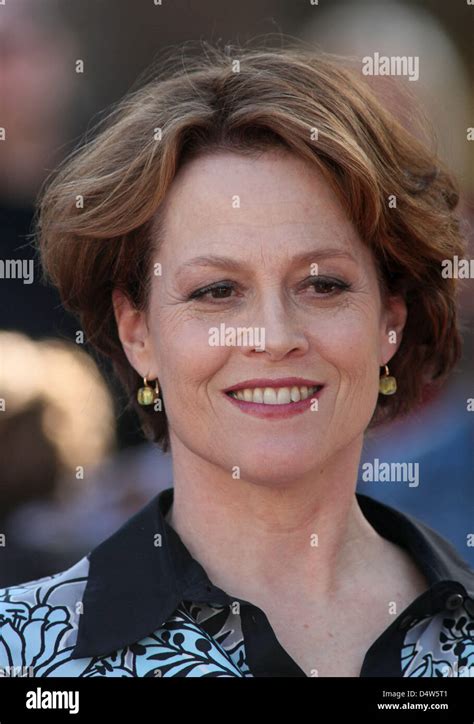 Us Actress Sigourney Weaver Smiles During The Ceremony For Director James Camerons New Star On