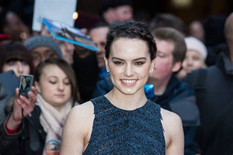 See It Star Wars Actress Daisy Ridley Tries At Home Skin Remedy And Accidentally Dyes Herself