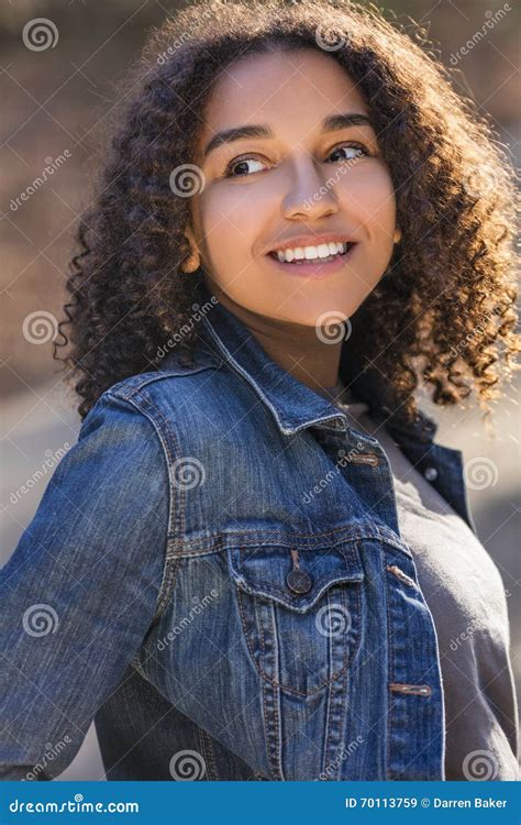 de gemengde tiener van het ras afrikaanse amerikaanse meisje met perfecte tanden stock