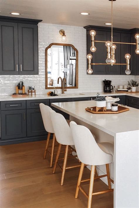 Loving this chic mid-century modern kitchen! What a great way to start