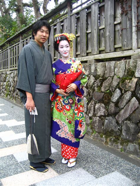 Japanese Couple In Traditional Dress Japanese Outfits Japanese