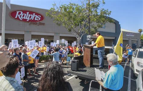 Vons Albertsons And Ralphs Will Stay Open As Grocery Workers In