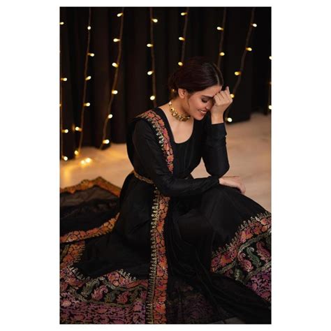 Ayeza Khan Looks Breathtakingly Gorgeous In Black Pictures Lens