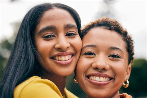 Couple Lesbien Et Portrait En Plein Air Avec Sourire De Bonheur Lors D