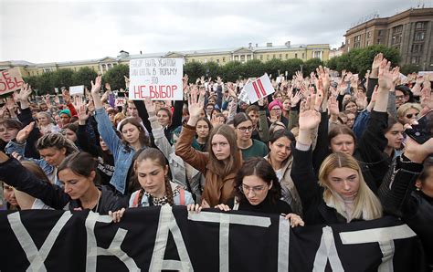 Hier hält ein polizist ein mädchen fest während eines protestes gegen die erhöhung des rentenalters. Russland: Versuch 43 für ein Gesetz gegen häusliche Gewalt ...