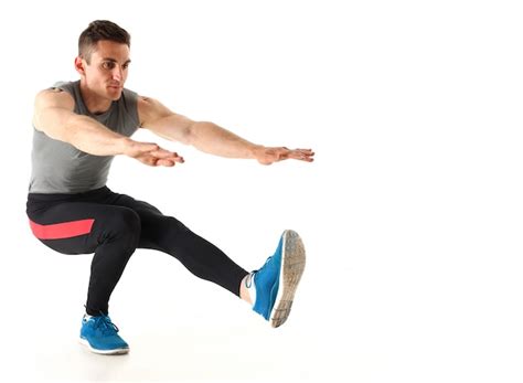 Hombre De Deportes Está Haciendo Ejercicio En Cuclillas En Estudio