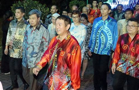 Sultan selangor menyatakan 'murka dan kecewa' dan mempertimbangkan mengajukan dakwaan penghasutan terhadap mahathir mohamad yang menyebut perdana menteri najib razak keturunan 'bajak laut bugis'. UNITY.ASEAN Lantern & Music Show | Tatler Malaysia