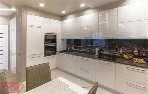Белая глянцевая кухня в современном стиле угловая под потолок 35 фото