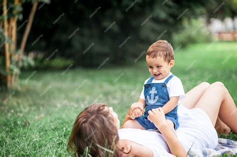 Matka I Syn Bawili Się Na Trawie Szczęśliwe Rodzinne Spacery Po Parku