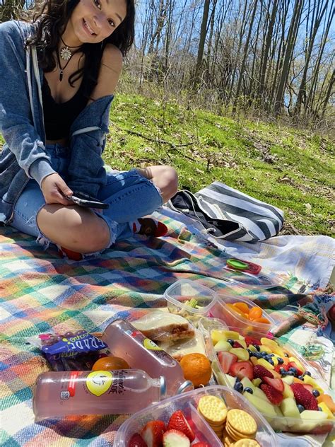 Cute Aesthetic Picnic With Friend During Good Weather Pretty Nature Bff Pics Bff Pictures