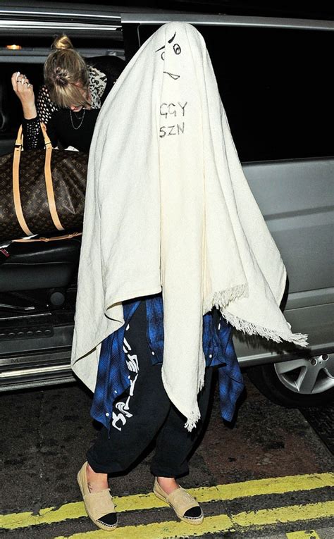 Iggy Azalea Wears A Blanket Over Her Head Amid Sex Tape Scandal E Online