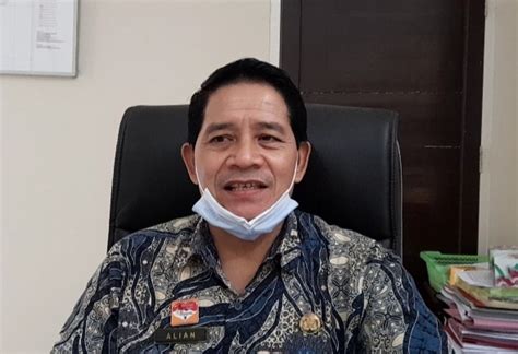Lihatlah, betapa senang dan bahagianya dia melihatku menderita. Biodata Raihan Habib Tiktok - Audit Kinerja
