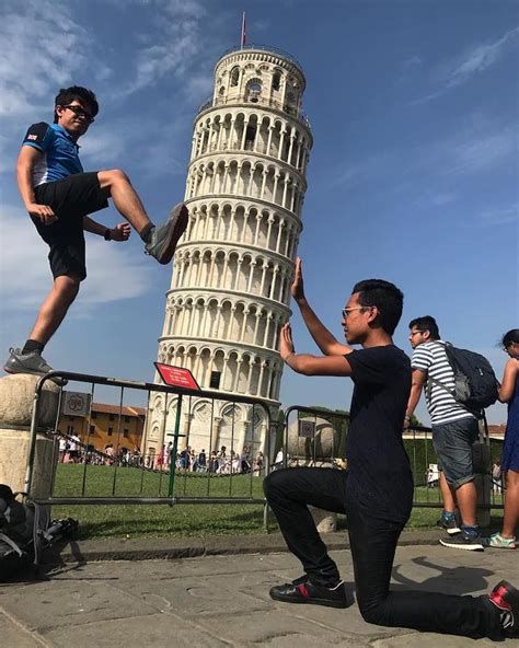 20 Creative Tourist Photos Of The Leaning Tower Of Pisa Photographie