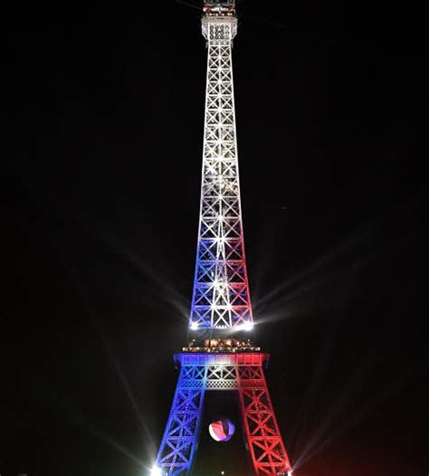 La Tour Eiffel Illuminée En Bleu Blanc Rouge Le Télégramme