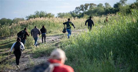 Miles De Migrantes Generan Caos En Frontera Sur De México
