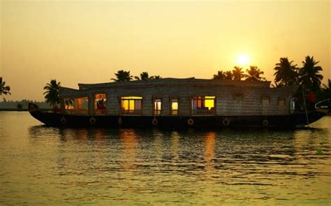 Top Kumarakom Houseboats For Luxury Stay On Backwaters
