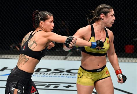 A Womens Ufc Fighter Mistakenly Thought The 10 Second Signal Was The