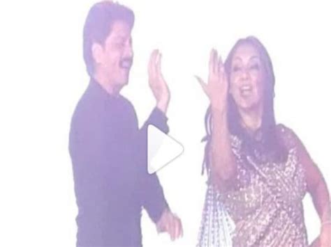 shahrukh khan gauri khan dance video viral अरमान जैन की रिसेप्शन पार्टी में जमकर नाचे शाहरुख