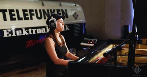 Holly Bowling Covers Phish Grateful Dead Allmans And More At Telefunken Lab