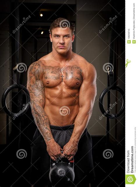 mann mit dem nackten torso der in einer turnhalle aufwirft stockbild bild von mann muskel