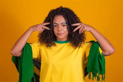 Partidario brasileño fanático de la mujer brasileña celebrando el