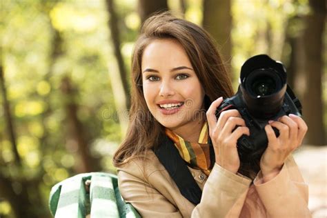 La Mujer Es Fotógrafo Profesional Con La Cámara De La Foto Imagen De