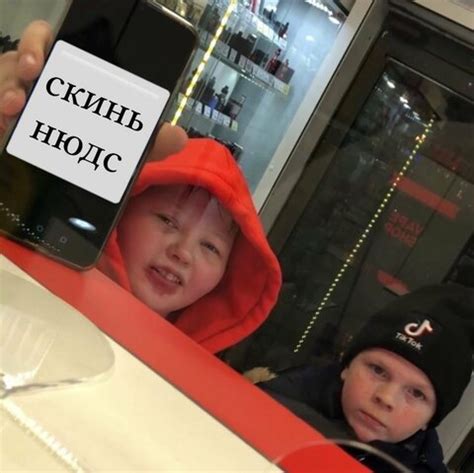 Навальный представлялся помощником секретаря совбеза николая патрушева, который якобы готовит отчет для шефа. «В чём смысл мема, где школьники показывают телефон ...