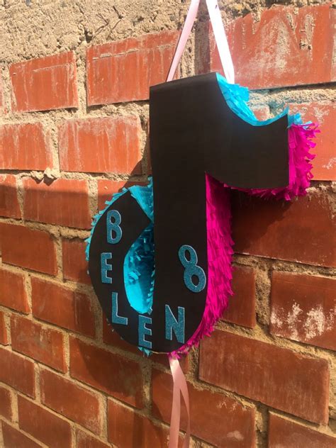 Tu sala para conocer gente, chatear en badoo es muy facil y no necesita de registro. Piñata tik tok | Como hacer piñatas, Crear tarjetas de ...