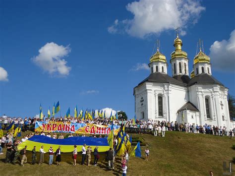 Здавалося б, неможливо вмістити в одному об'єкті історію, політику та духовність країни. День державного прапора України в Чернігові - Чернігівські ...
