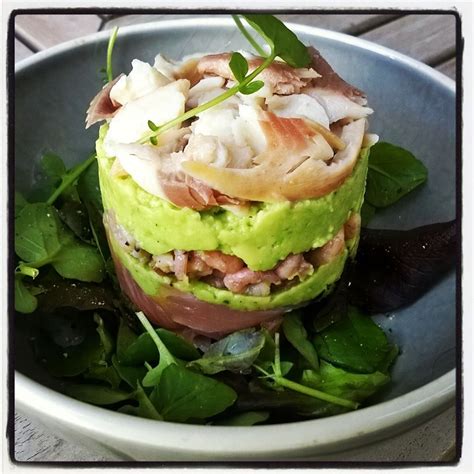 Torentje van gerookte zalm geplette avocado garnalen en gerookte