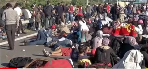 Horst seehofer und klaus benz. Berlin will 300 Flüchtlinge aufnehmen:Allerdings muss der ...