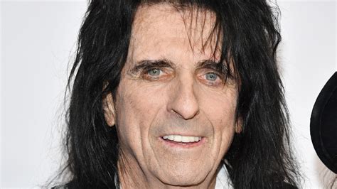Why This Photo Of Alice Cooper Has Twitter Talking