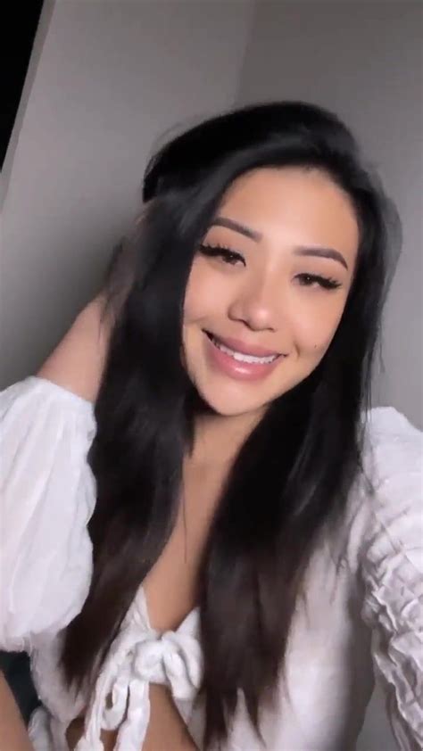 Asian Horny Girl Showing Herself On Cam Video