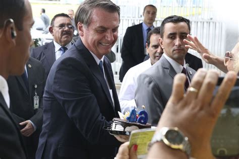 Veja mais ideias sobre bolo, bolos de aniversário, bolos decorados. Bolsonaro recebe homenagem na porta do Palácio do Alvorada ...